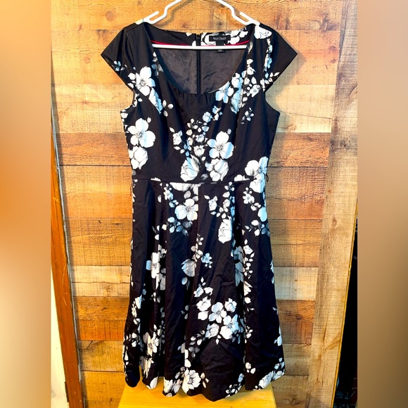 White House Black Market Dresses & Skirts - Floral Black and White Dress-Size 12